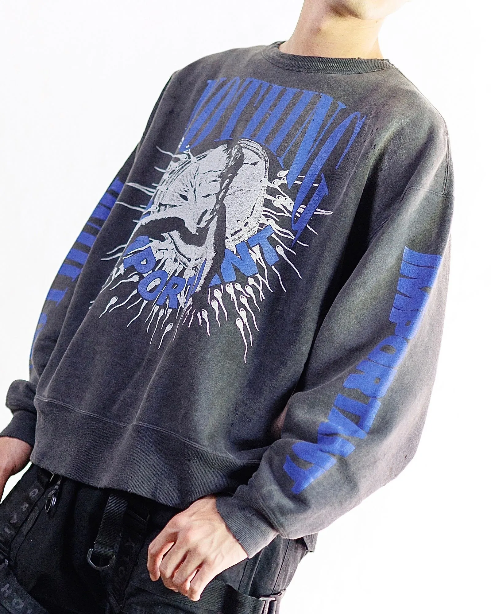 SAINT Mxxxxxx × Kosuke Kawamura KK_CRW SWT/NOTHNG IMP/BLK joint model Holy Infant Tadpole retro distressed sweatshirt, washed black S-XL Assute dyeing, genuine whole garment sprayed with horsetail fading process, collar/cuffs frayed in many places, front and rear panels/sleeves super complicated hanging grinding, heavy washing and distressing, correct fruit mark/angel mark